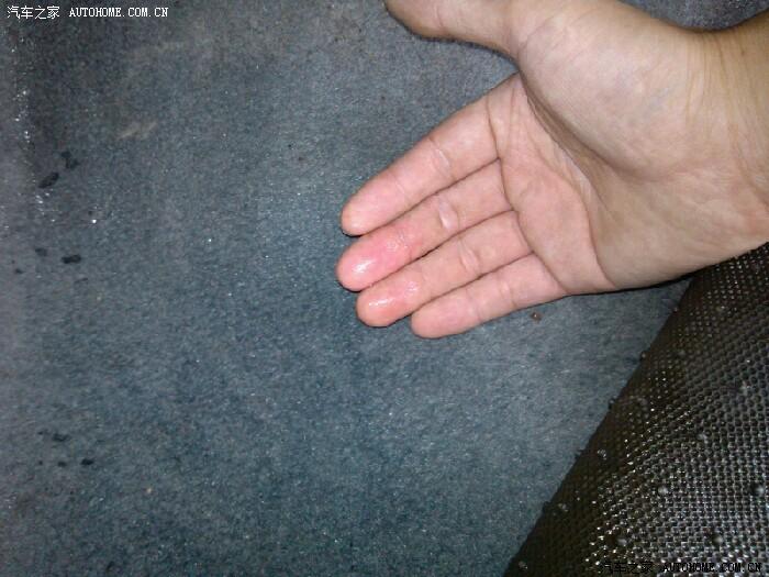 【图】副驾驶室脚垫下面。有水是什么原因?_