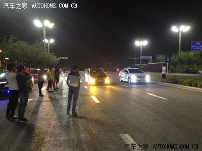 会展大道成飙车道 乌鲁木齐水区交警两小时逮