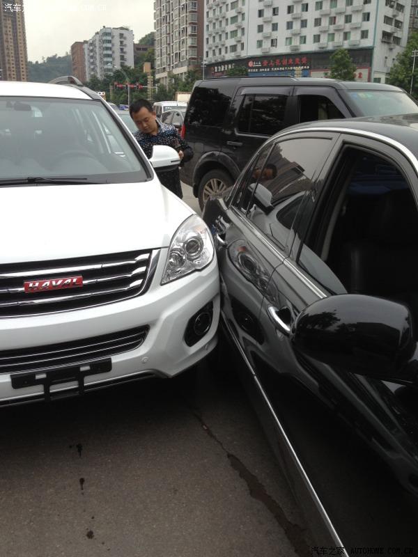 【图】新买的车刮了,车友们看一下是谁的责任