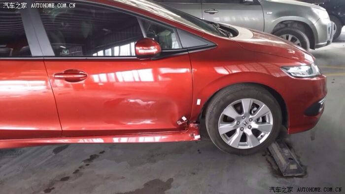 【图】右拐弯不注意,小杰受伤了。