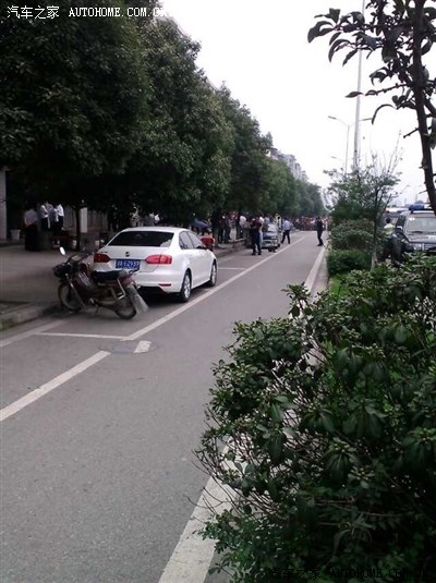 今天中午温江区警察击毙持刀砍人者