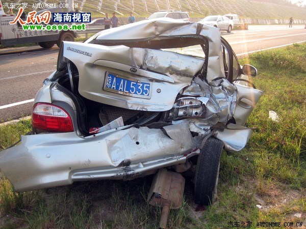 【图】海口绕城高速车祸,三厢变形两厢,大家看