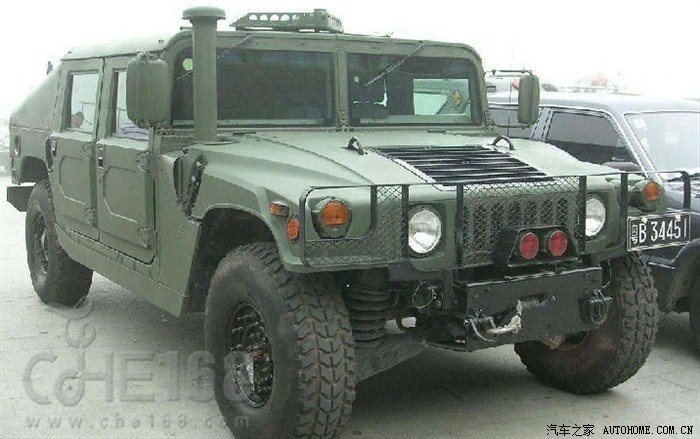 深圳街头军用的悍马H1