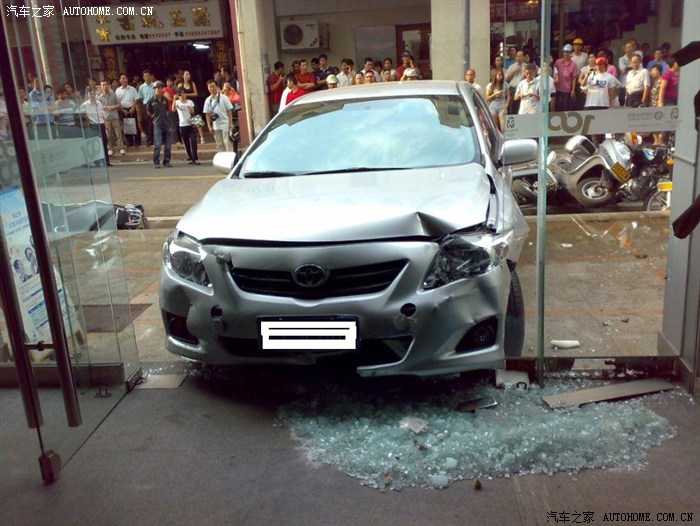 【图】一部牛头车撞翻摩托车撞断消防喉去移动