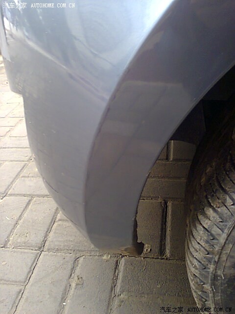 保险杠轻微擦伤后 用补漆笔的效果