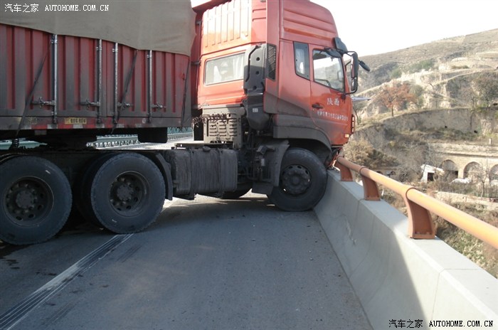 【图】安全驾驶才能保证合家安康(高速车祸