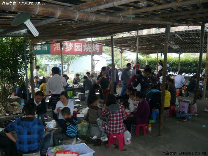 于 2011-10-04 21:38 发表 国庆邀请老婆的同学一家前往洋沙山烧烤,1号采购准备一天,2号准时出发。老婆同学的老婆开着别克凯越过来接我们,金刚就休息休息了,我是唯一会开车的男性,理所当然做了车夫,同学一年的车居然只开了4000多公里,从来没超过80KM/H,这次过来顺便替他拉一拉高速。金刚跟凯越没法比,凯越开到160迈噪声也不大,咱们的金刚到了120迈就很痛苦了闲话休说,进入尾声了才想到拍照,错过了中间失火的壮观 上图沙滩埋人开始不是东海,是黄海沙滩美女众多,没敢偷拍一对四川广安原产地老婆