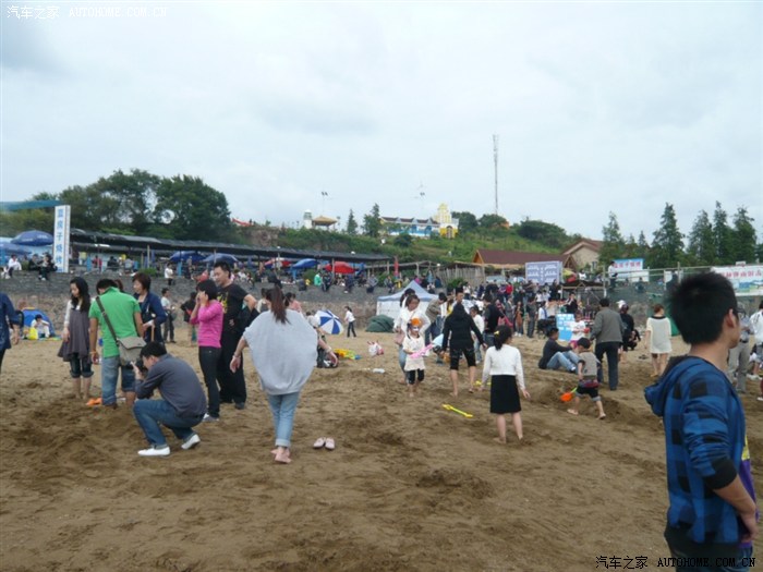 于 2011-10-04 21:38 发表 国庆邀请老婆的同学一家前往洋沙山烧烤,1号采购准备一天,2号准时出发。老婆同学的老婆开着别克凯越过来接我们,金刚就休息休息了,我是唯一会开车的男性,理所当然做了车夫,同学一年的车居然只开了4000多公里,从来没超过80KM/H,这次过来顺便替他拉一拉高速。金刚跟凯越没法比,凯越开到160迈噪声也不大,咱们的金刚到了120迈就很痛苦了闲话休说,进入尾声了才想到拍照,错过了中间失火的壮观 上图沙滩埋人开始不是东海,是黄海沙滩美女众多,没敢偷拍一对四川广安原产地老婆