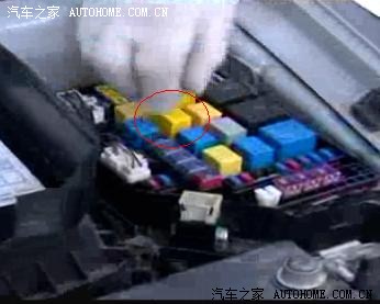 兄弟哪个是油泵继电器啊