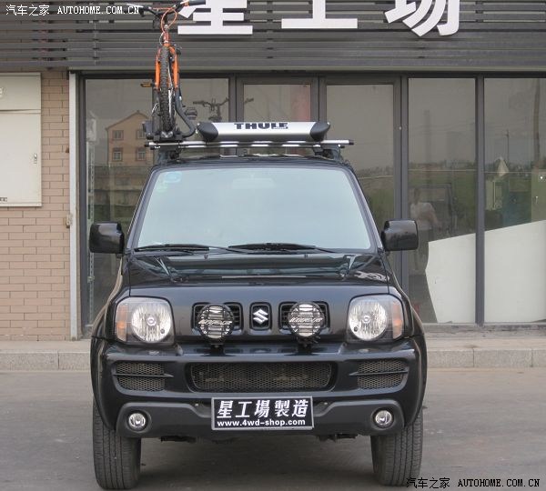 于 2011-11-22 09:34 发表 一直以来,SX4本着CORSS风格大行于世。有不错的通过性,也有轿车版的舒适性,为了进一步的体现SX4越野的一面,我开始了越野风格的改装的。这是第一季DIY牌照射灯架,采用2MM厚304不锈钢板+不锈钢管制作+7寸越野射灯=260元(手机照的,见谅啊)不锈钢加工厂大型折边机开始裁板折边预留螺丝孔制作护杠支架成形支架成形装上射灯装上射灯开始制作射灯开关,用的是雾灯空白开关挖洞走线调光调光射灯效果射灯+远光+雾灯效果。用260元解决SX4灯光不行的问题,还体现越