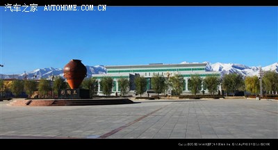 新建的积石山县城广场与民俗博物馆,据说是为建县30周年大庆而建.