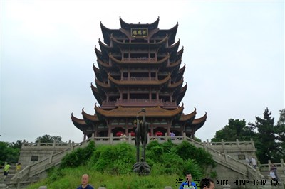 从户部巷步行几分钟,就到了武汉的标志性建筑---黄鹤楼了