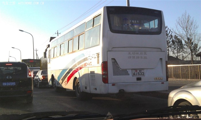 【图】牛逼,校车挂军牌!