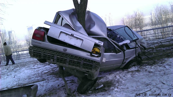 【图】发一个捷达车祸的照片吧,给大家一个提醒,触目惊心的捷达事故。_森林人论坛_汽车之家论坛