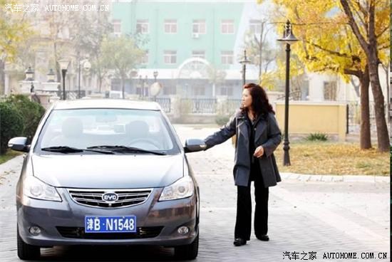 【图】电视剧《人到四十》,江珊开着比亚迪。