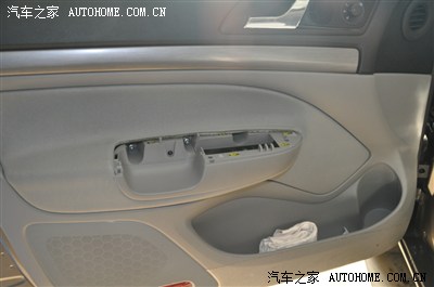 明锐门板中有一层钢板,这对施工带来了不小的麻烦