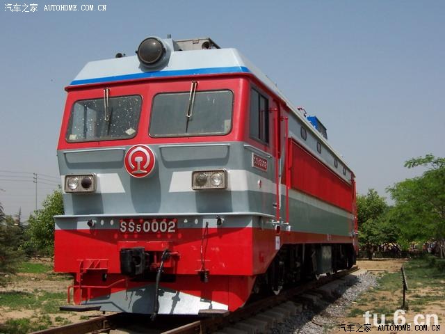 韶山5(ss5)型准高速客货两用电力机车 韶山5型准高速电力机车,代号ss5