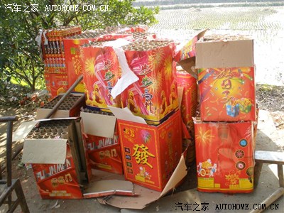 正式开饭前阵礼花电光鞭炮过后就成就这样堆东东哈哈总共放烟花我也