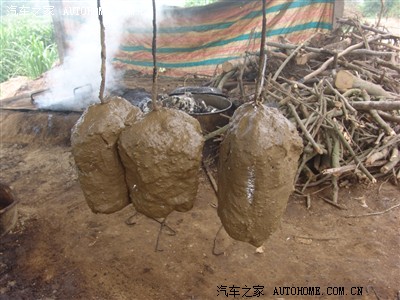 黄泥巴包裹好的乞丐鸡!