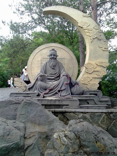 还有月老像,这位要好好拜拜的,将来还要指望你呢,有意义啊有意义.