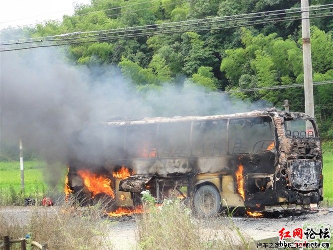 【图】行车途中突然失火 目击客车烧毁全过程