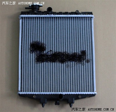 准备换防冻液,不知哪个是水箱放水开关,是中间那个吗?哪位给指导一下.