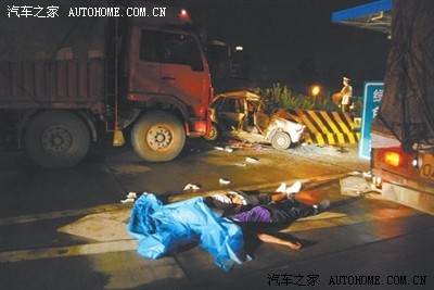 旧闻 两男子驾奥拓逼抢大货车司机 当场被撞身亡