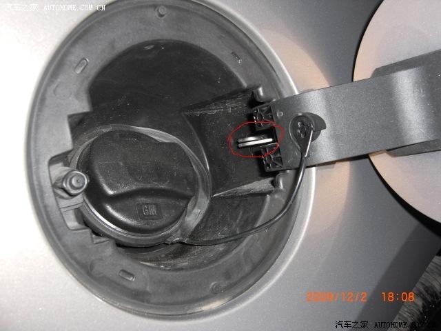 【图】有谁按开锁健,会连油箱盖一起打开的?_君越论坛