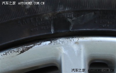轮胎侧面蹭掉硬币大小厚度都差不多的一块橡胶,有必要换胎吗?