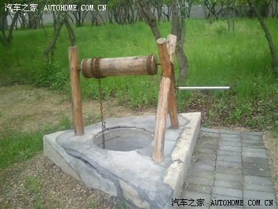 轱辘井,小时候家里的井就是这样的,后来改成了压井,现在都是自来水了