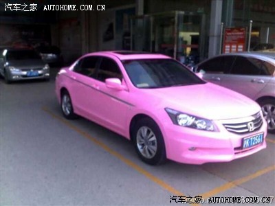 看到辆贴了粉色整车膜的2011雅阁,无语了…还是个男人车主