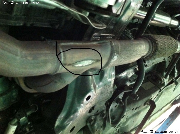 担心的事终于发生,发动机护板同排气管接触摩
