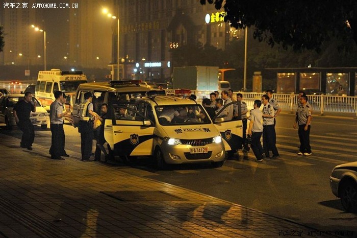 【图】宏光警车出警 警察勇斗歹徒!开上宏光 警察也他妈的猛了!