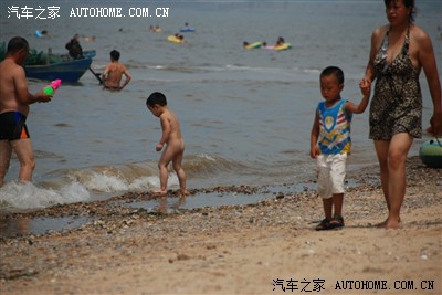 光屁股的小男孩