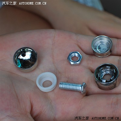 有车的帮我看看牌照螺丝怎么安装?