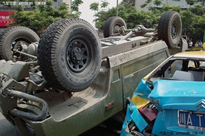 【图】东风雪铁龙当街撞翻国产军用重型越野车
