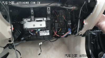 26,手套箱被拆掉 这里要走一些线 和要取一个12v的acc