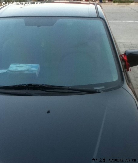 新车昨天贴的膜,今天前挡玻璃自己裂了,求安慰