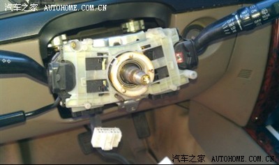 向上提方向盘 下来了 后面有黄油 小心别蹭身上 可不好洗