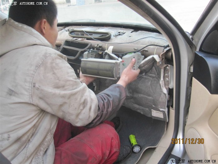 正在拆安全气囊