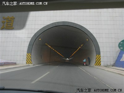 这是锦州著名的渤海大道上的南山隧道.
