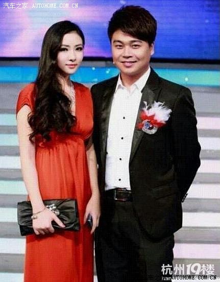 与浙江卫视主持人沈涛合影 陈明月大尺度湿身照来源:综合网络