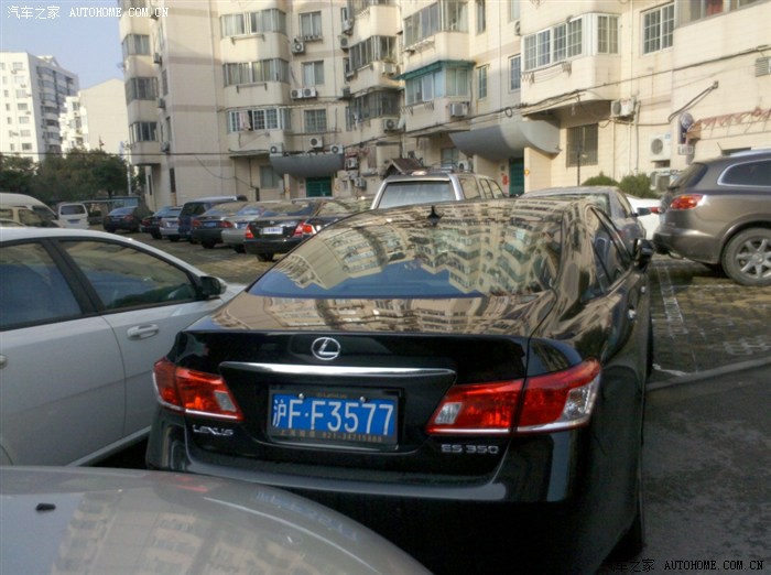 【图】上海一凌志把车停在小区两排停车位及小