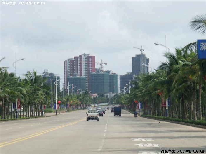 20号早晨,天气错,海口市向文昌市东郊镇挺进,路边椰林道整齐有序,看