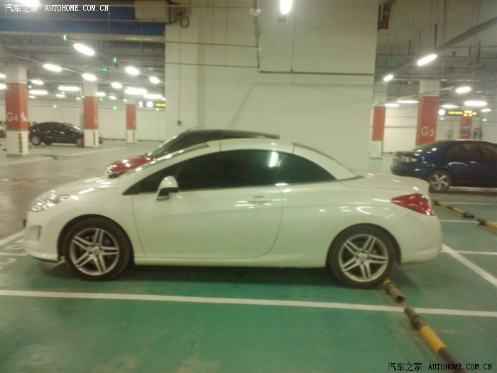 【图】汉街停车场看到的308CC,白色的哦_标致