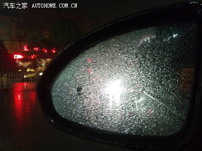 下雨天 反光镜 有雨水
