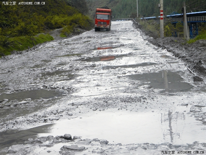 毕节市纳雍县阳长镇至纳雍段道路:淤泥"横行" 水坑密布