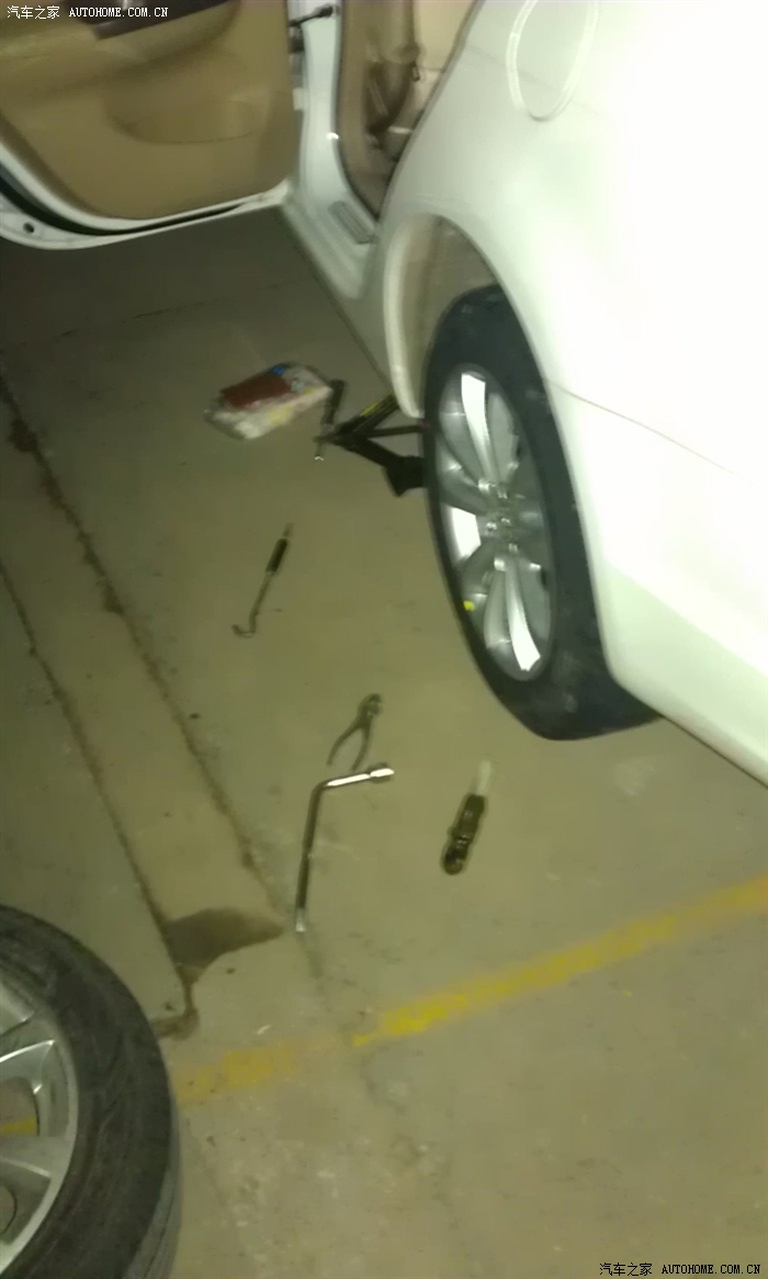 出大事了……轮胎扎破了……晚上摸黑换备胎
