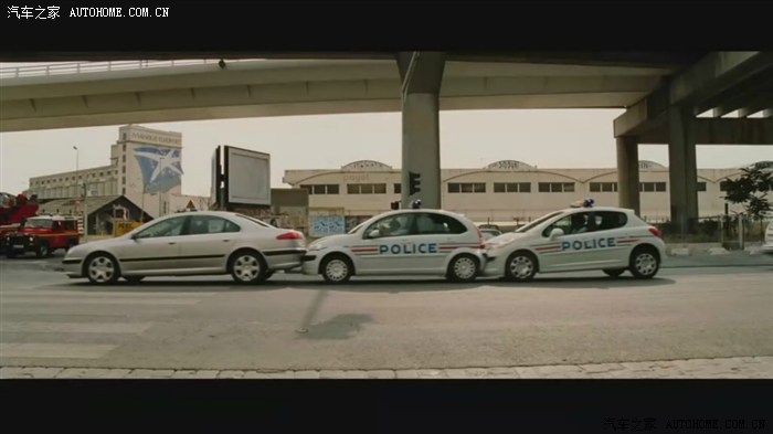 重看《的士速递4》简直就是标致车的大展览---高清截图分享
