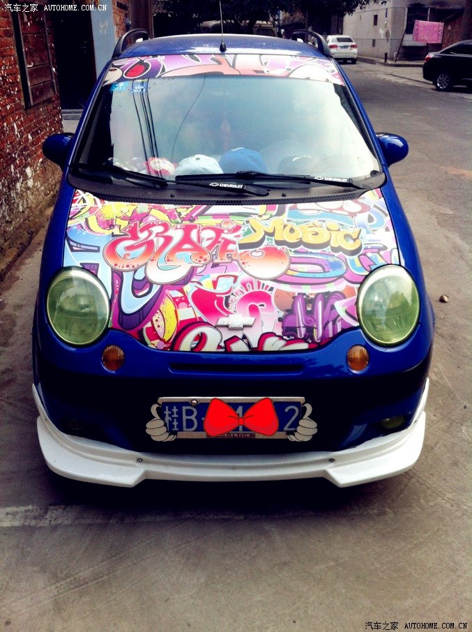 看见媳妇在贴手机壳,我也让她把我的车标也贴